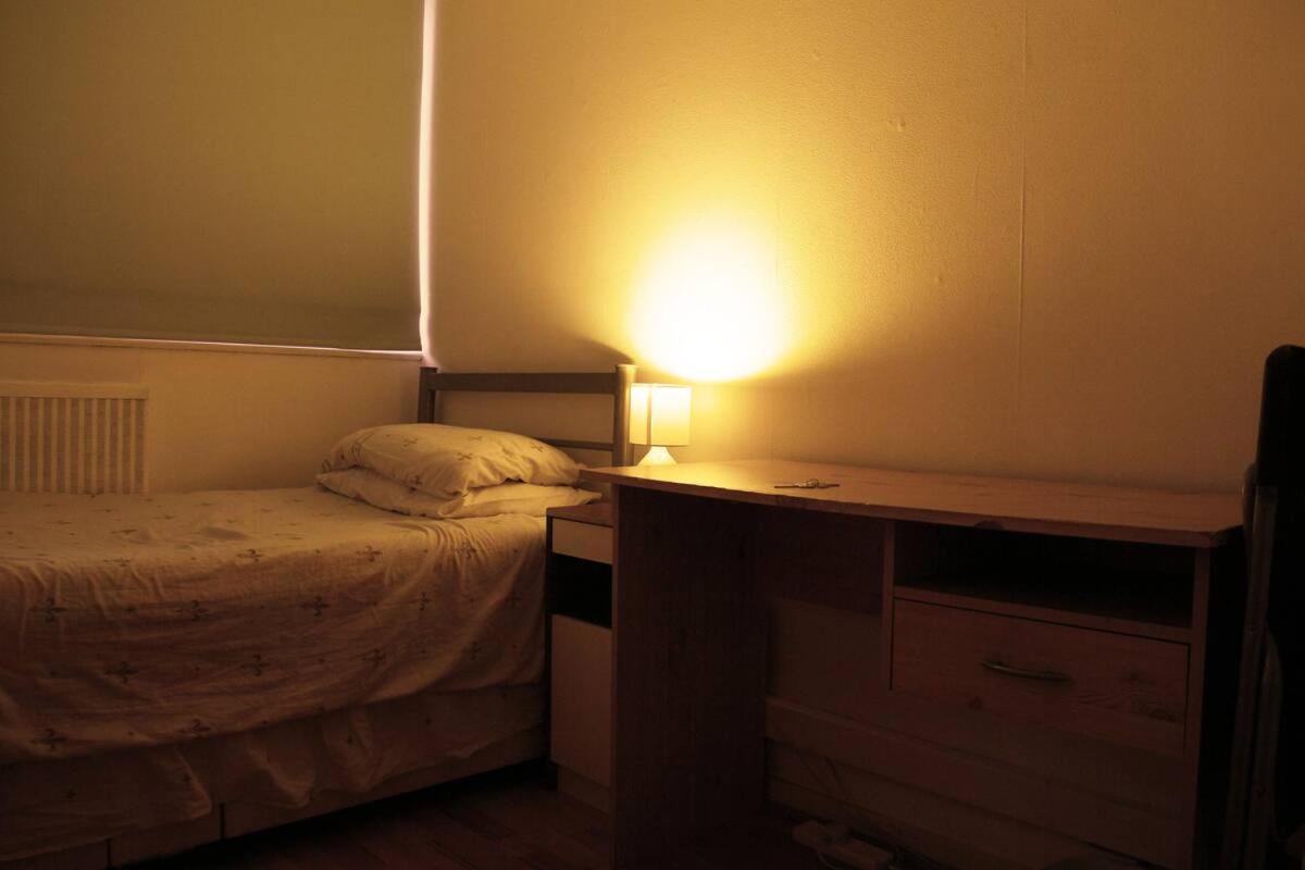 Double Room In Private Apartment Лондон Екстериор снимка