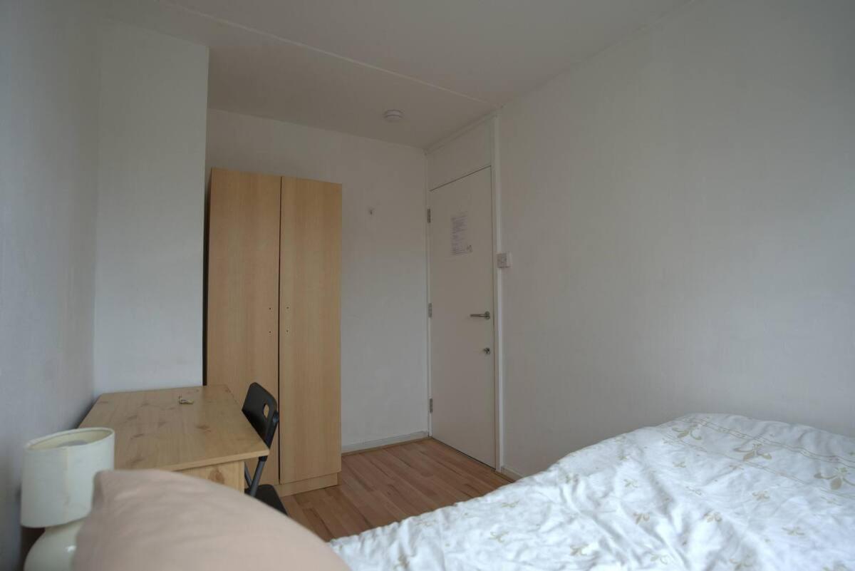 Double Room In Private Apartment Лондон Екстериор снимка